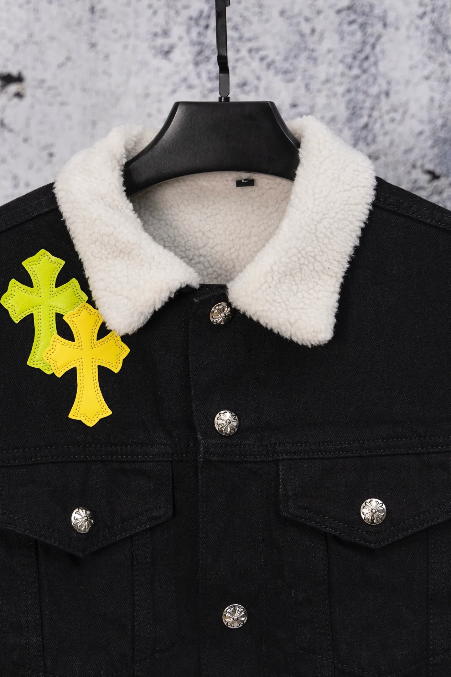 P330 ChromeHearts CH ChromeHearts Lamb Wool Collar Jacket Black Denim Jacket Colorful Cross Patchwork Leather Suede Lamb Wool Lining Fashionable and Personalized Super versatile and good-looking denim jacket Suitable for both men and women A must-have item Packaging Tag Collar Label Washed Wheat Complete Color: Black Size: S-XL